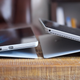 El kickstand de la nueva Surface Pro (izquierda) tiene un alcance mayor que el de la Surface Pro 4 (derecha). Esta cualidad hace que sea mucho más cómodo usar el Surface Pen.